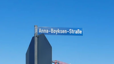Das neue Straßenschild für die Anna-Boyksen-Straße in Garching.