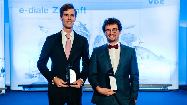 Johannes Zerwas (left) and Florian Strasser at the award ceremony (Foto: Jonas Kron/VDE)