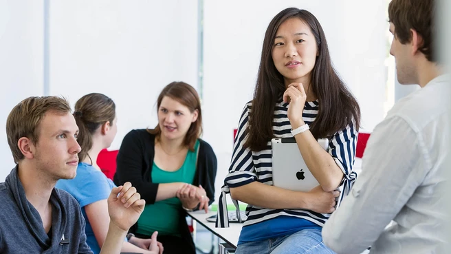Studierende im Gespräch auf dem Campus Garching 