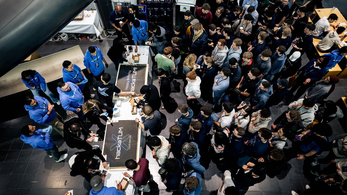 Many people have a look at the XXXL birthday cakes.