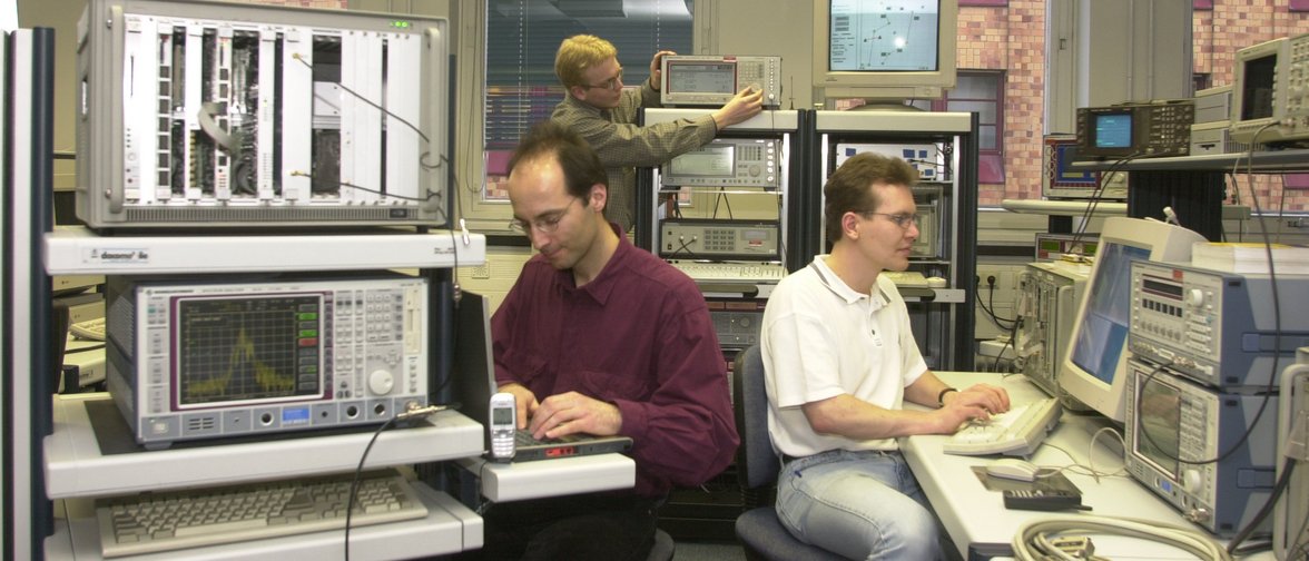 Das Mobilfunklabor am Lehrstuhl für Nachrichtentechnik ermöglichte um das Jahr 2000 hardwarenahe Systemsimulationen.