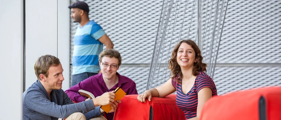 Auslandsstudium über School-Partnerschaften Deutschlandstipendiaten der TUM im Gebäude des Institute for Advanced Study auf dem Campus Garching