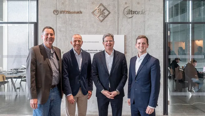 Hans-Joachim Bungartz, Holger Schötz, Christian Leicher und Alexander Braun (von links) vor dem ZEITlab