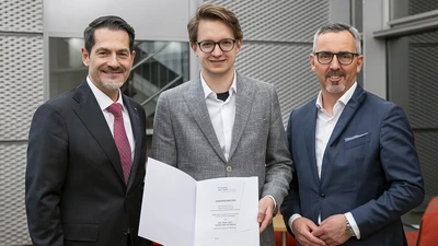 Professor Thomas F. Hofmann (TUM Präsident und stellvertretender Vorsitzender des Freunde der TUM e.V.), Dr. Konstantin Riedel und Dr. Joachim Post (Vorstandsvorsitzender des Freunde der TUM e.V.) bei der Preisverleihung am 12.12.2025
