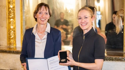 Professor Claudia Peus, Executive Vice President for Talent Management and Diversity at the Technical University of Munich, presents Professor Gabriele Schrag with the Angela Molitoris Diversity Award.