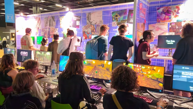 Austellende und Besuchende bei Raw Talent auf der gamescom