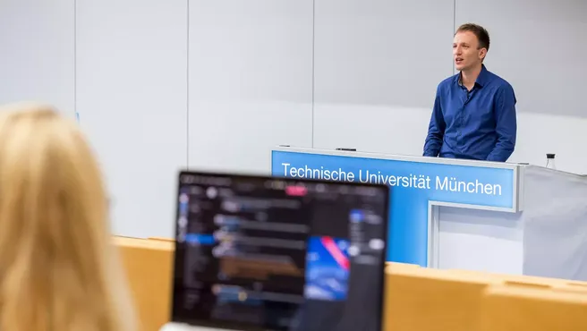 Prof. Stephan Krusche am Pult während der Übung