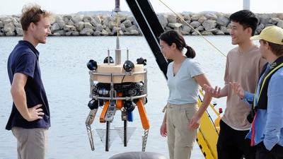 Die Forschenden der Technischen Univesität München Nicolas Hoischen, Zara Zothabayeva, Tau-Yuan Huang und Hanisch Grant (von links nach rechts) vor dem Tauchroboter.