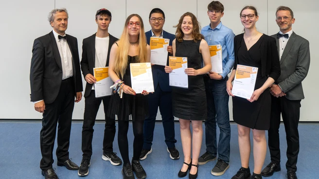 43rd German Informatics Competition: Prof. Christoph Weidenbach, the national winners Florian Bange, Leo Blume, Kevin Gong, Annika Schmidt, David Meusel, and Charlotte Steinberg, as well as Dr. Wolfgang Pohl (from left to right).