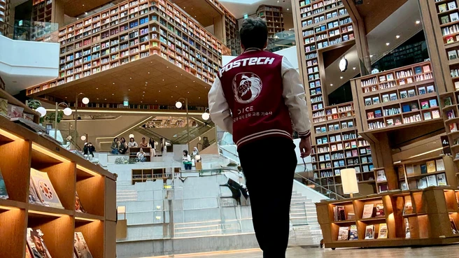 CIT Studierender in Universitätsbibliothek in Südkorea