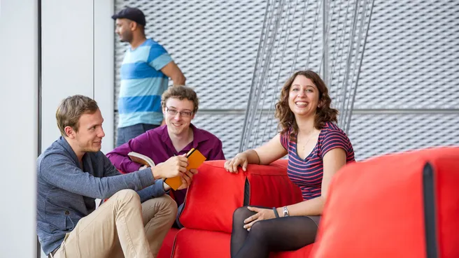 Deutschlandstipendiaten der TUM im Gebäude des Institute for Advanced Study auf dem Campus Garching