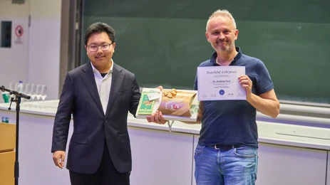 Dr. Andreas Paul is delighted to receive the award for the best elective lecture in the 2024 summer semester.