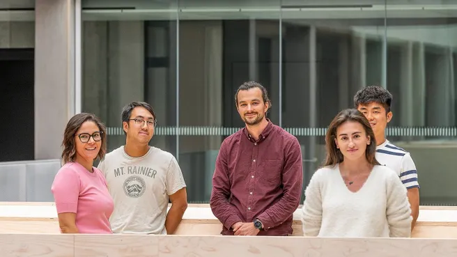 Das Forschendenteam im Microrobotic Bioengineering Lab (von links nach rechts): Berna Özkale Edelmann, Andrew Shin, Philipp Harder, Nergishan İyisan, Chen Wang