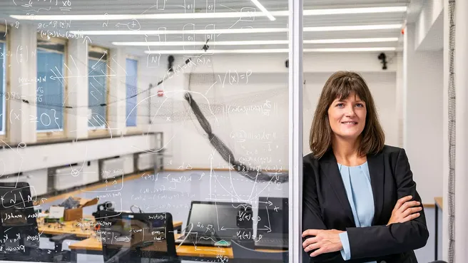 Prof. Angela Schoellig in ihrem Learning Systems and Robotics Lab, in dem sie die Choreographien mit den Flugrobotern entwickelt hat.