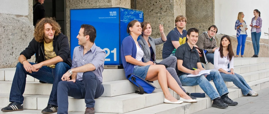 Students on the campus of the Technical University of Munich
