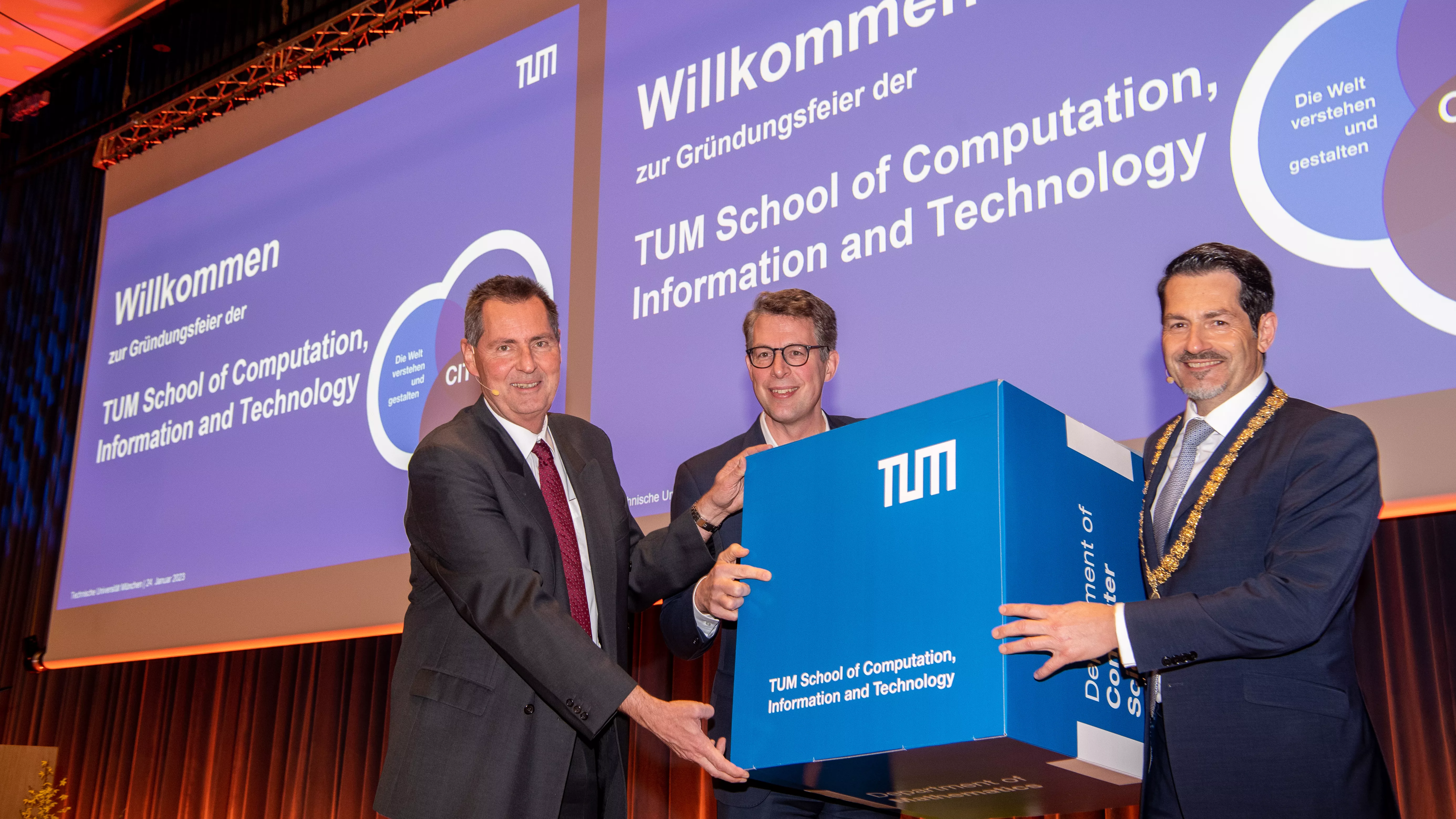 Founding Dean Prof. Hans-Joachim Bungartz (from left), Bavaria's Minister of Science Markus Blume and TUM President Prof. Thomas F. Hofmann at the founding ceremony of the TUM School of Computation, Information and Technology (CIT).