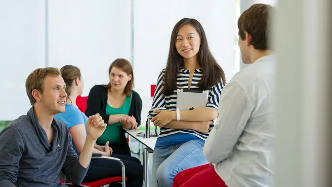 Studierende verschiedener Fächer arbeiten zusammen