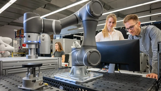 Forschende im AI Robot Safety & Performance Center von TUM MIRMI