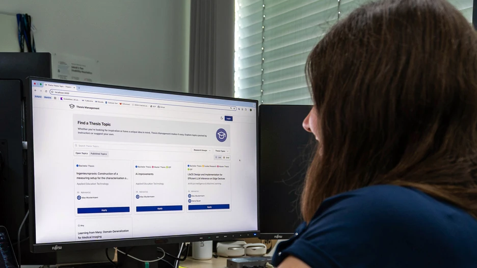 Frau benutzt Thesis Management System 