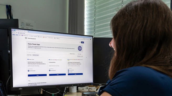 Frau benutzt Thesis Management System 