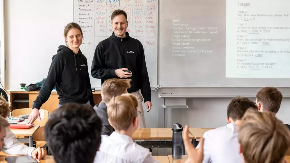 Astrid Eckert / TUM<br />
Studierende bringen Schüler:innen in dem Workshop "Because we care" einen verantwortungsvollen Umgang mit Geld bei