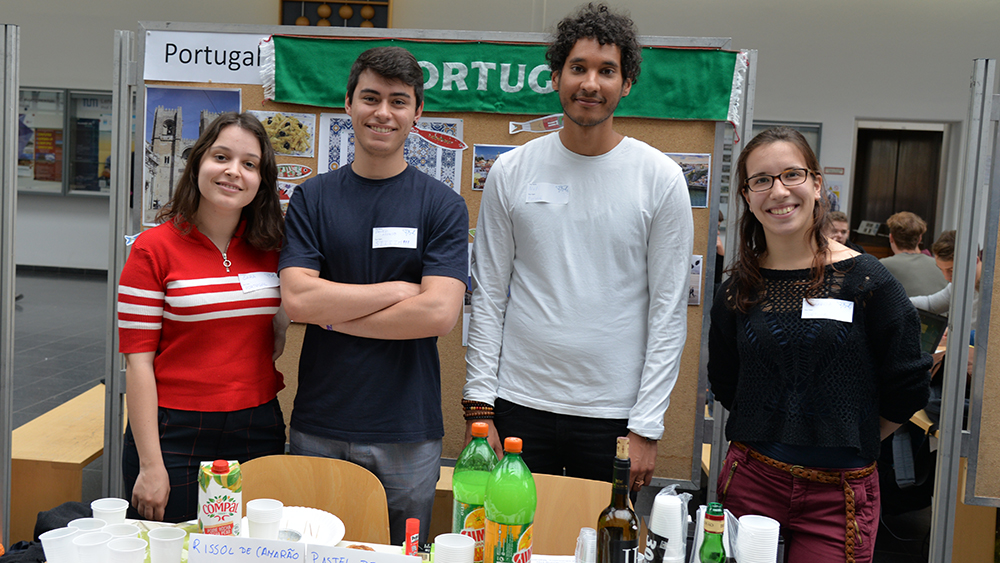 Studierende am Portugal-Stand am International Day 2018