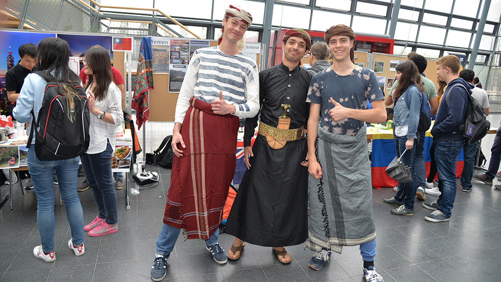 Drei Studenten in traditioneller Kleidung aus dem Jemen