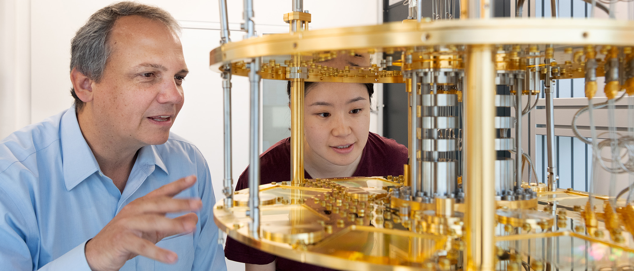 Wissenschaftler*innen am Leibniz-Rechenzentrum forschen an Quantencomputern und Architekturen.