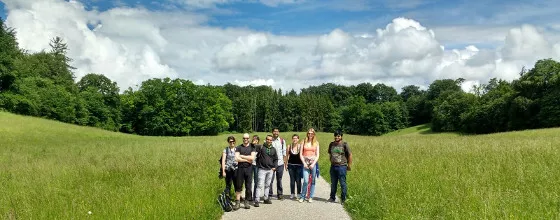 Minga Mentoring Andechs 2016: Group photo of students on a path through a wide field